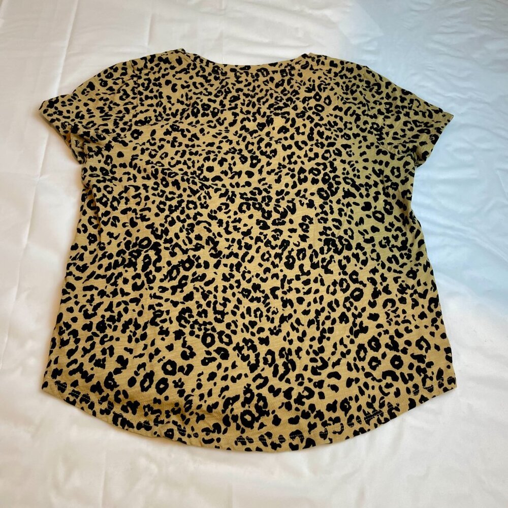 Old Navy Cheetah print T-shirt Size M - Picture 3 of 5